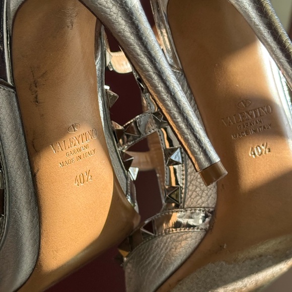 Valentino Garavani Rockstud Metallic Silver T-Strap Pumps Size 40.5 Authentic - Picture 5 of 10